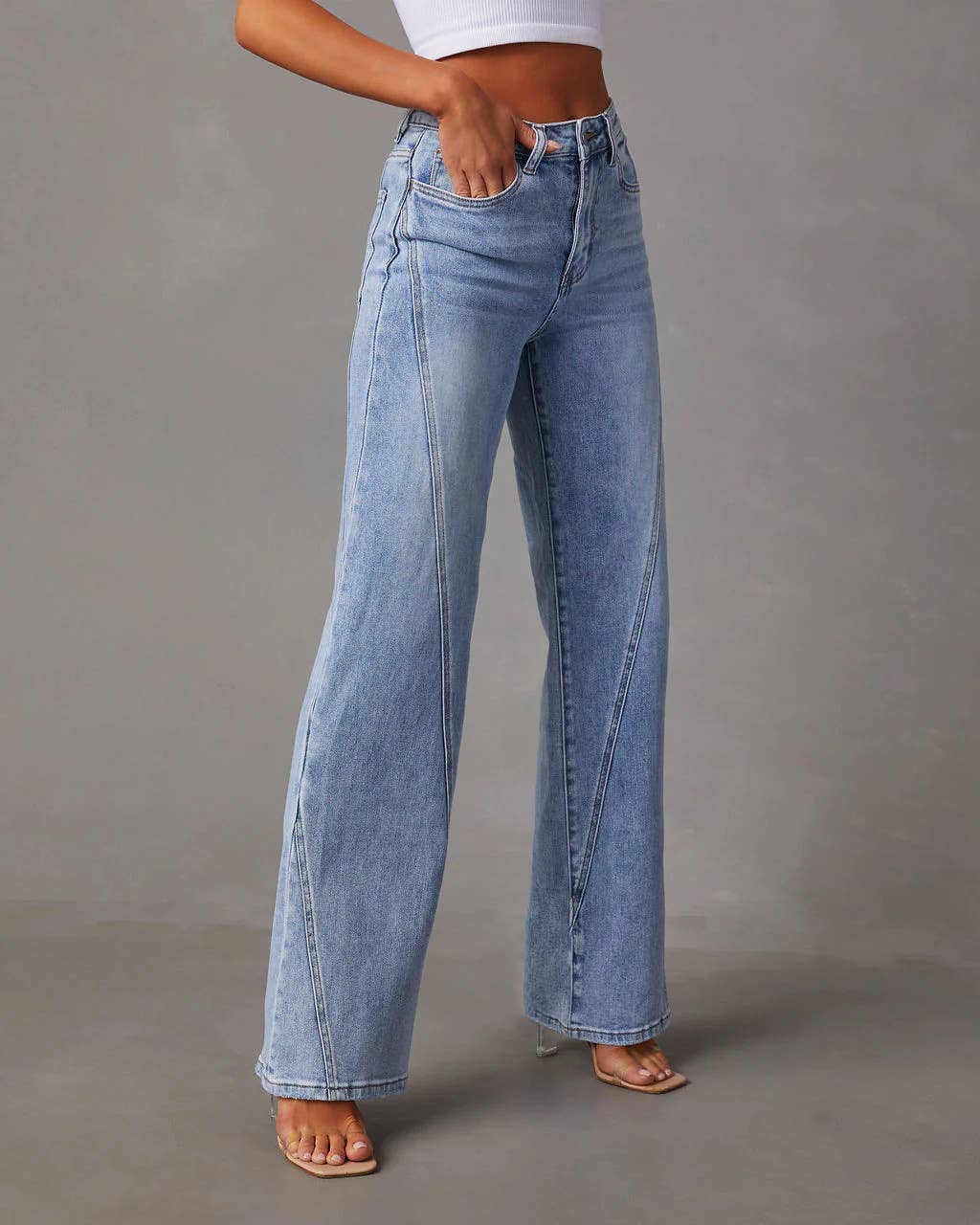 Loose-Fitting Wide-Leg Jeans