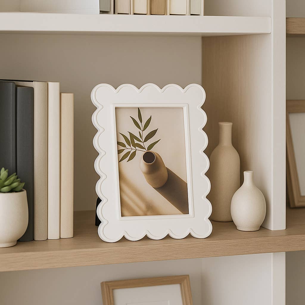 Photo Frame - Resin with Decorative Scalloped Edge