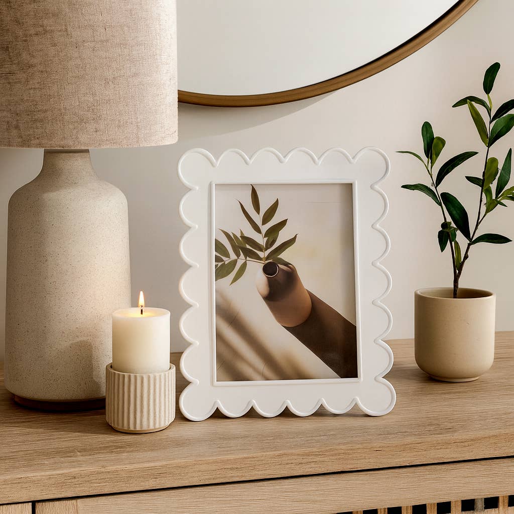 Photo Frame - Resin with Decorative Scalloped Edge