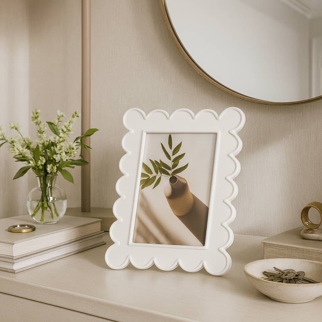 Photo Frame - Resin with Decorative Scalloped Edge