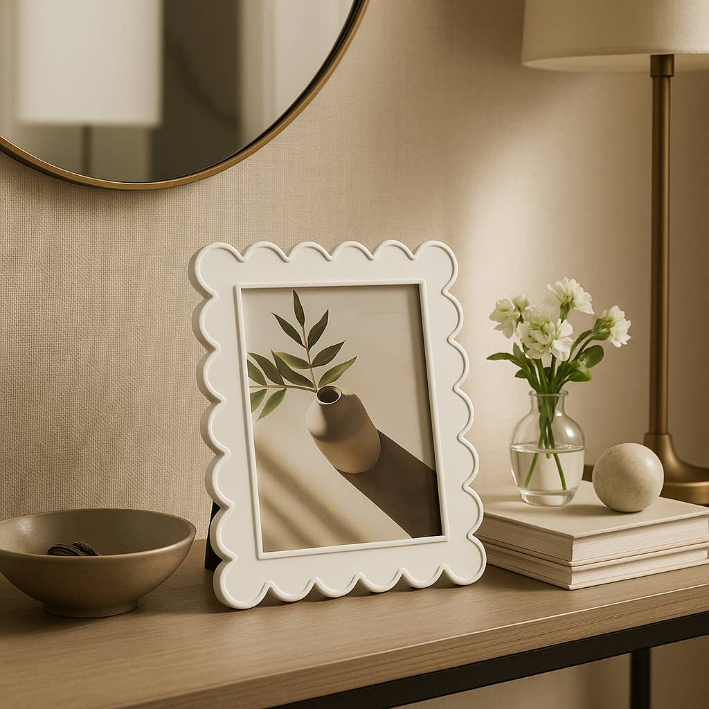Photo Frame - Resin with Decorative Scalloped Edge